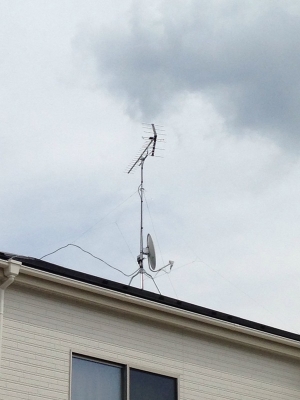 屋根上に設置したUHFアンテナとBS/CSアンテナ