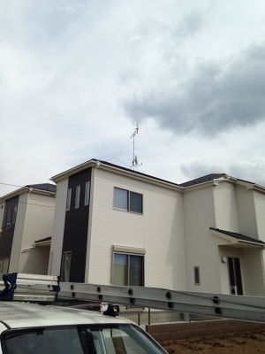 UHFアンテナとBS/CSアンテナを設置した戸建住宅