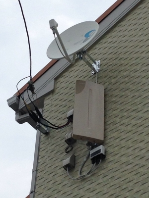 外壁に取り付けたデザインアンテナとBS/CSアンテナ