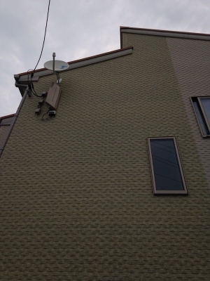 デザインアンテナとBS/CSアンテナを設置した戸建住宅