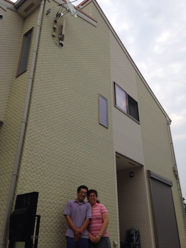 戸建住宅前の夫婦