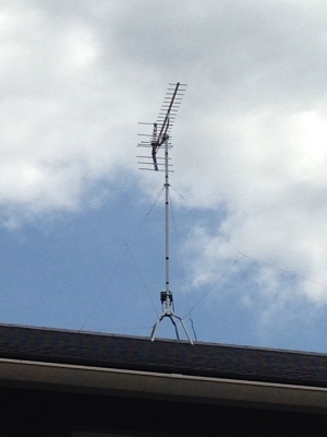 屋根上に設置したUHFアンテナ