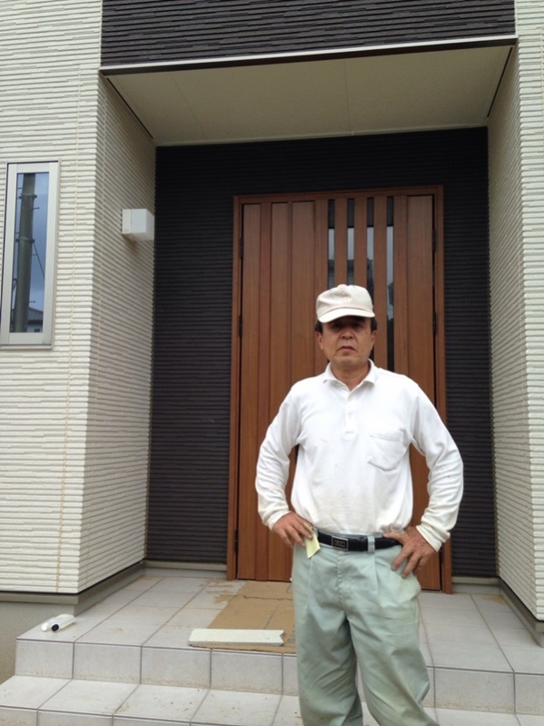 玄関前の男性
