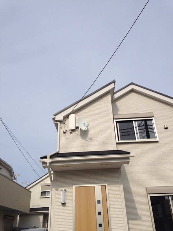 デザインアンテナとBS/CSアンテナを設置した戸建住宅