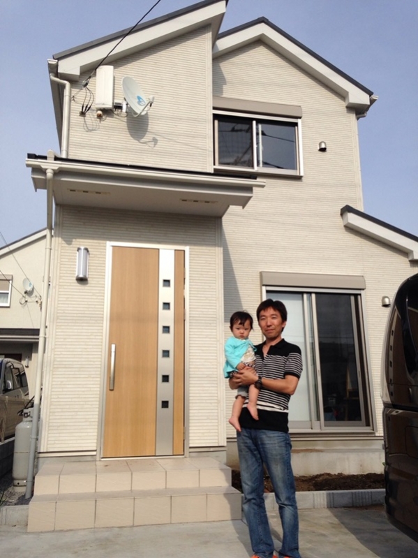 戸建住宅前の親子