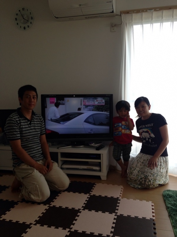 テレビ前の家族