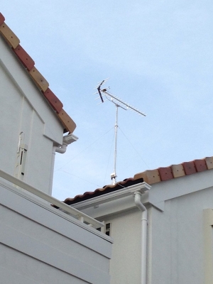 屋根上に設置したUHFアンテナ
