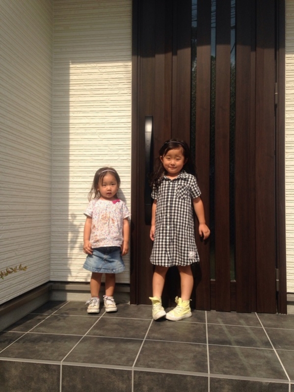 玄関前の幼い姉妹