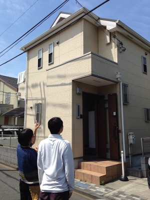 テレビアンテナを見上げる夫婦