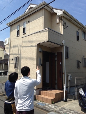 テレビアンテナを見上げる夫婦