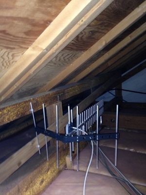 屋根裏に設置したUHFアンテナ