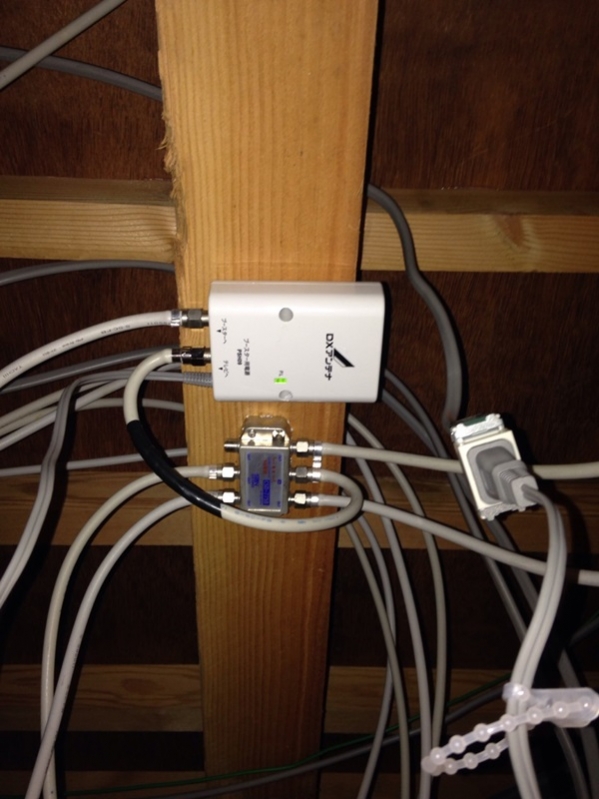 屋根裏の分配器とブースターの電源部