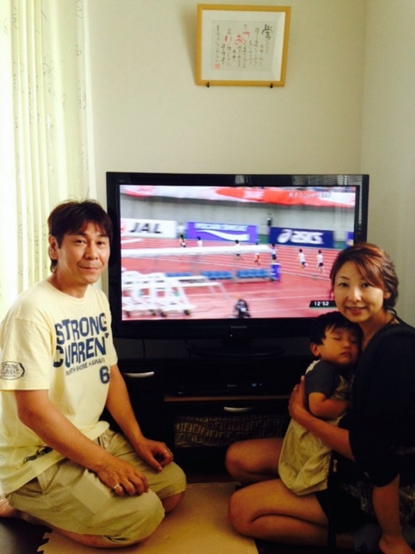 テレビ前の家族