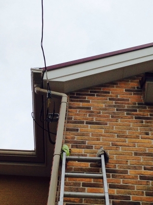 梯子を立てかけた戸建住宅