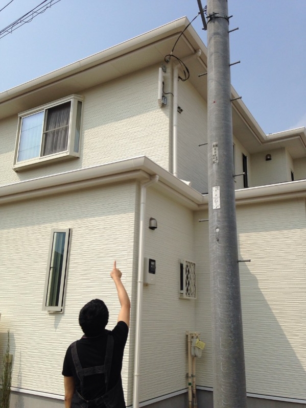 デザインアンテナを指さす男性