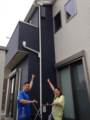 デザインアンテナを指さす男性