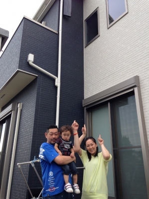 デザインアンテナを指さす家族