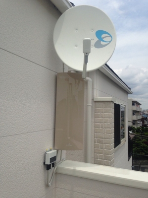 外壁に取り付けたデザインアンテナとBS/CSアンテナ