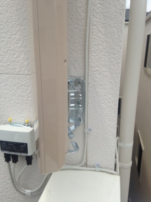 壁面取付金具に固定したデザインアンテナ