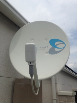 外壁に取り付けたデザインアンテナとBS/CSアンテナ