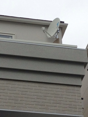 外壁に取り付けたデザインアンテナとBS/CSアンテナ