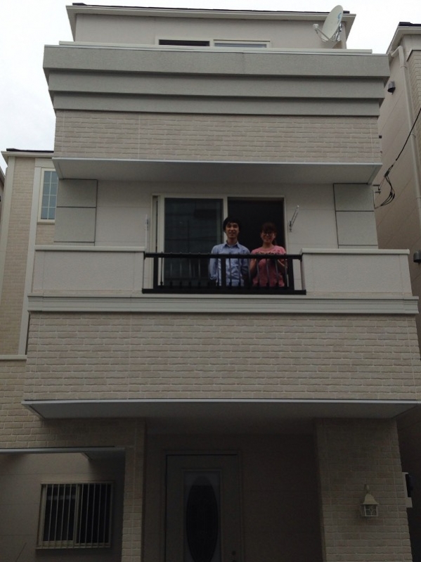 ベランダから顔を出す夫婦