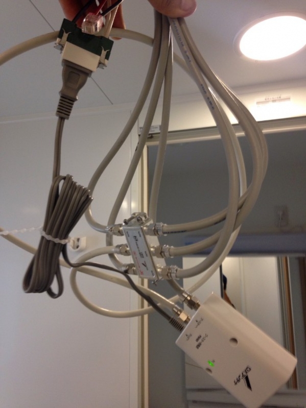 天井から吊るしたブースターの電源部と分配器