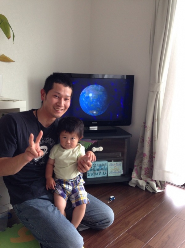 テレビ前の親子