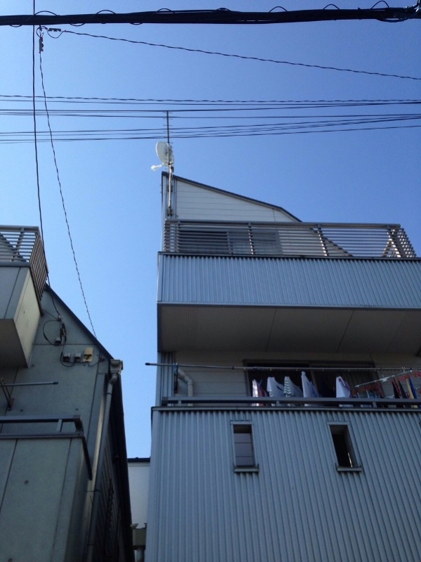 UHFアンテナとBS/CSアンテナを設置した戸建住宅