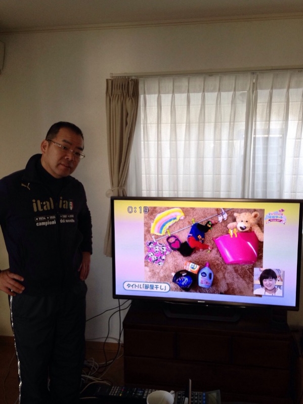 テレビ横の男性