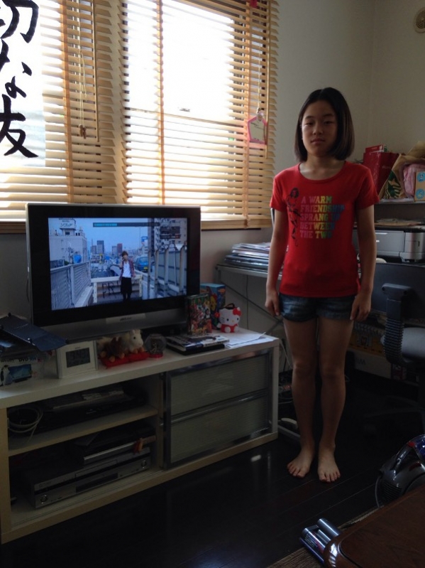テレビ横の少女