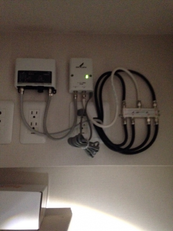 納戸に設置した分配器およびブースターの本体と電源部