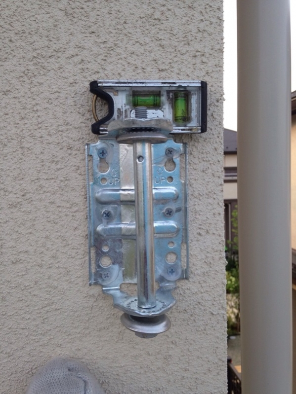 水平器で測定したアンテナ専用金具