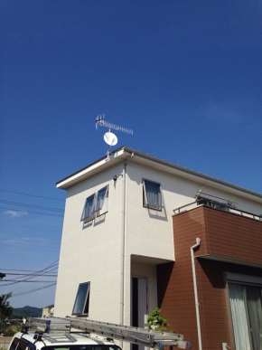 UHFアンテナとBS/CSアンテナを設置した戸建住宅