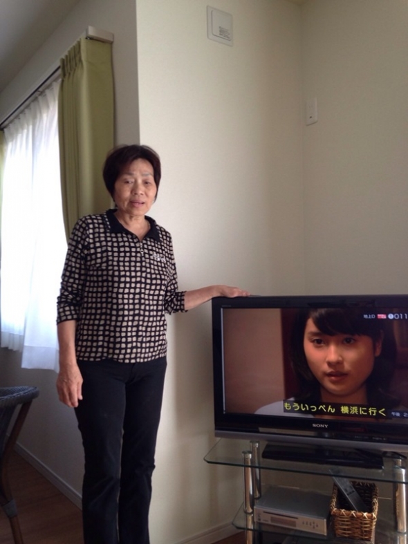 テレビ横の女性