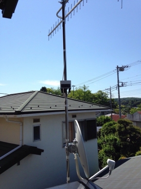 屋根上に設置したUHFアンテナとBS/CSアンテナ