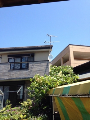 UHFアンテナとBS/CSアンテナを設置した戸建住宅