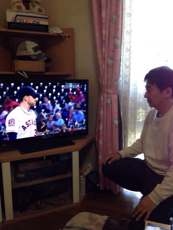 テレビを見る男性