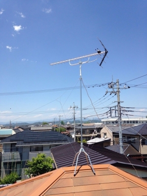 屋根上に設置したUHFアンテナ