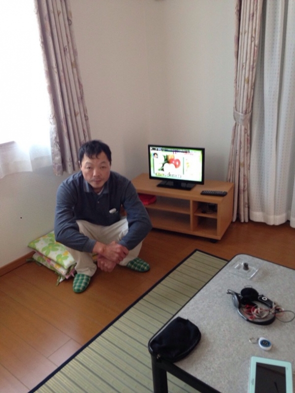 テレビ前の男性