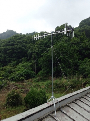 屋根上に設置したUHFアンテナ