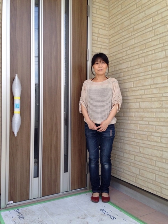 玄関前の女性