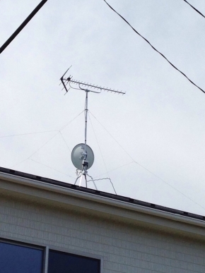 屋根上に設置したUHFアンテナとBS/CSアンテナ