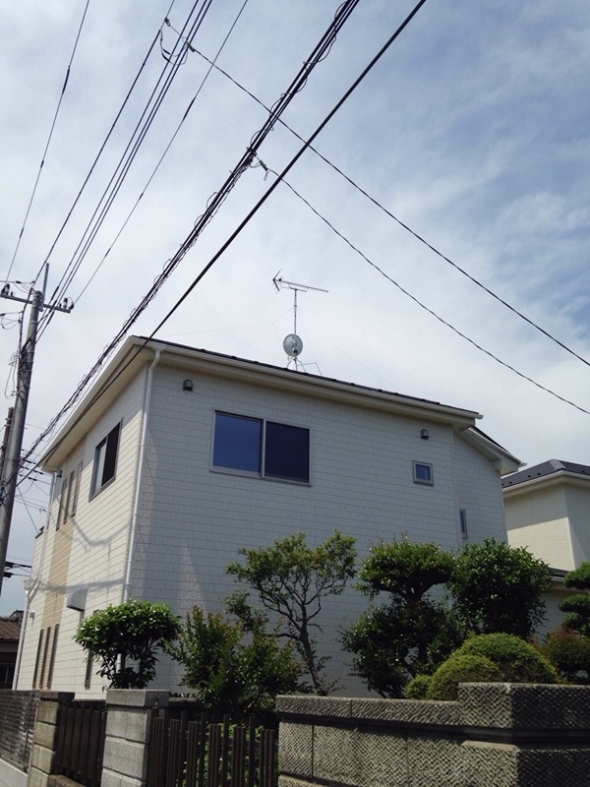 UHFアンテナとBS/CSアンテナを設置した戸建住宅
