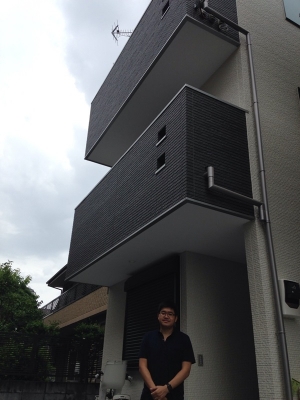 戸建住宅前の男性