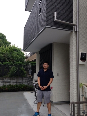 戸建住宅前の男性