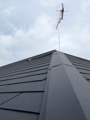 UHFアンテナと戸建住宅の屋根