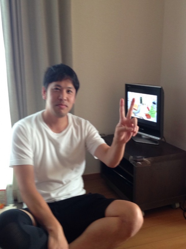 ピースする男性