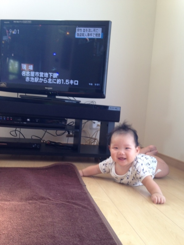 テレビ前の赤ちゃん