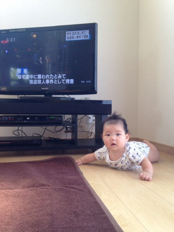 テレビ前の赤ちゃん